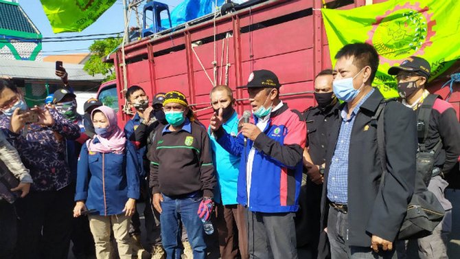 serikat pekerja di surabaya minta presiden cabut uu cipta kerja