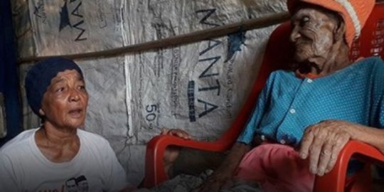 Cerita Pilu, Nenek Gantikan Suami Rawat Mertua Berusia 115 Tahun di Gubuk Mau Roboh