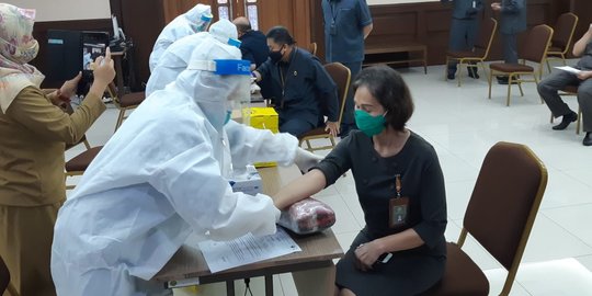 61 Pegawai Reaktif Covid-19, PN Jakpus Disemprot Disinfektan