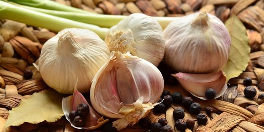 7 Cara Mengatasi Jamur Kuku Secara Alami, Aman dan Efektif