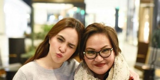 Jarang Tersorot Ini 5 Kedekatan Shandy Aulia Dan Ibu Yang Selalu Kompak Merdeka Com