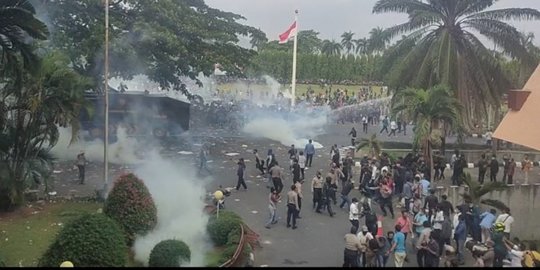 Demo Tolak UU Ciptaker di Lampung Ricuh, Massa Disemprot Water Canon