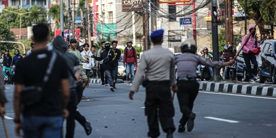 Bentrokan Massa Aksi Tolak Omnibus Law dan Polisi Pecah di Pejompongan