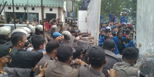 Demo Tolak UU Cipta Kerja di Riau: Satu Mahasiswa Diamankan, Satu Polisi Terluka