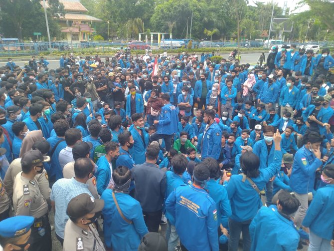 demo tolak uu cipta kerja di riau ricuh