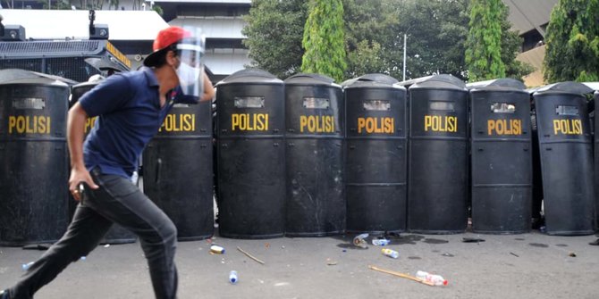 Demo UU Cipta Kerja di  DPRD Jateng  Ricuh Polisi Bubarkan 