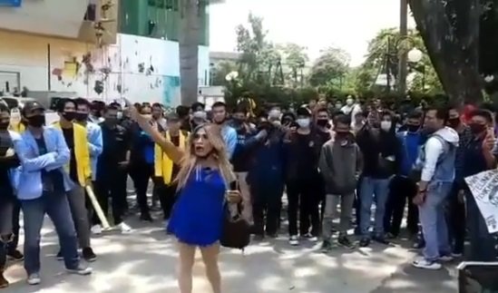 polisi dan demonstran ngakak bareng