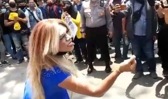 polisi dan demonstran ngakak bareng