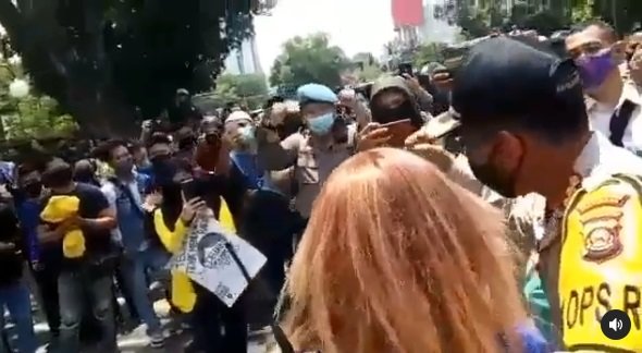 polisi dan demonstran ngakak bareng