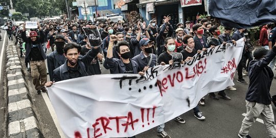 Tolak UU Ciptaker, BEM SI Geruduk Istana Merdeka