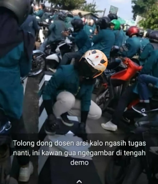 mahasiswa kerjakan tugas di tengah aksi demo