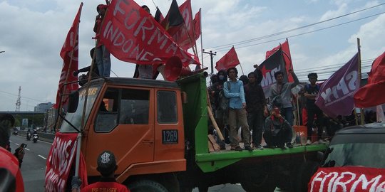 Demo Tolak UU Cipta Kerja, Buruh di Makassar Bajak Tronton Dijadikan Panggung Orasi