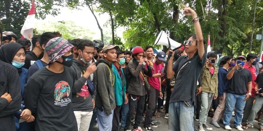 Demo Tolak UU Ciptaker di Medan Ricuh, Gedung DPRD Sumut Dilempari Batu