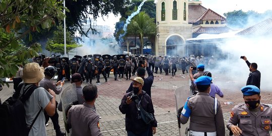 Demo Tolak UU Cipta Kerja di DPRD DIY Ricuh, Polisi Dilempari Botol dan Batu