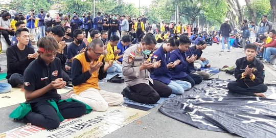 Kapolresta Banjarmasin Salat Bersama Mahasiswa di Tengah Aksi Demo
