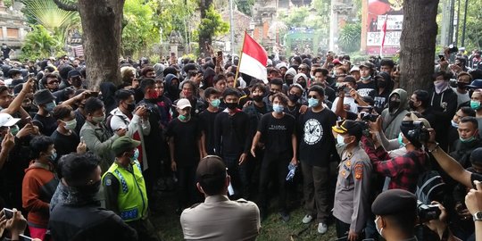 Demo Tolak UU Cipta Kerja di Gedung DPRD Bali Ricuh, Polisi Menembakkan Gas Air Mata