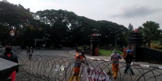 Demo Tolak UU Ciptaker Sempat Ricuh, Situasi di Gedung DPRD Malang Mulai Kondusif