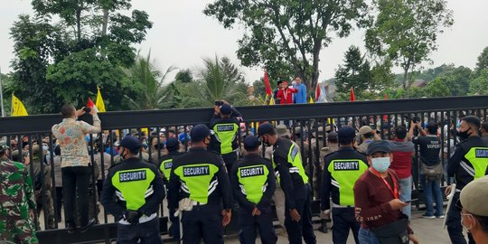 Sempat Dorong-dorongan dengan Petugas, Mahasiswa Bisa Masuk Gedung DPRD Tangsel