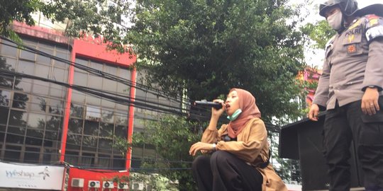 Naik Mobil Komando, Mahasiswi Ini Bantu Polisi Menenangkan Pendemo di Harmoni