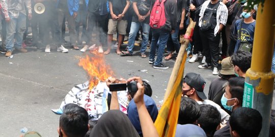 Massa di Kediri Rusak Pagar dan Lempari Kaca Gedung DPRD, 2 Pendemo Diamankan