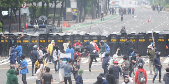 Massa Bentrok dengan Polisi di Thamrin