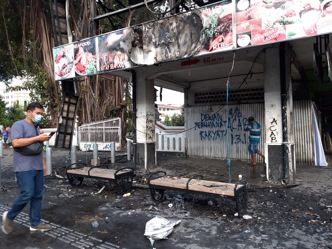 ricuh demonstrasi di gedung dprd diy sebuah restauran hangus terbakar