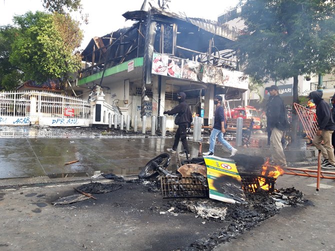 ricuh demonstrasi di gedung dprd diy sebuah restauran hangus terbakar