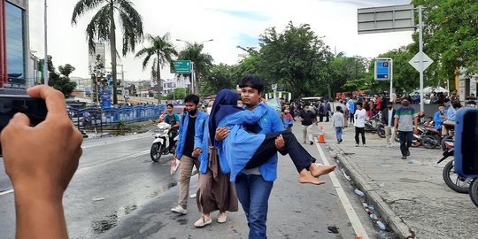 Demo di DPRD Riau Ricuh, Mahasiswa Terluka Dievakuasi ke Rumah Sakit