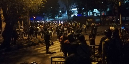 Pendemo di DPRD dan Gedung Sate Bandung Bubar, Polisi Sisir Lokasi