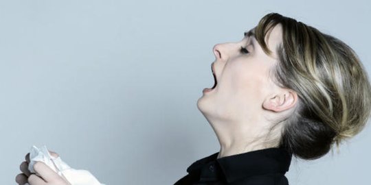 6 cara mudah dan sederhana menghentikan bersin yang mengganggu