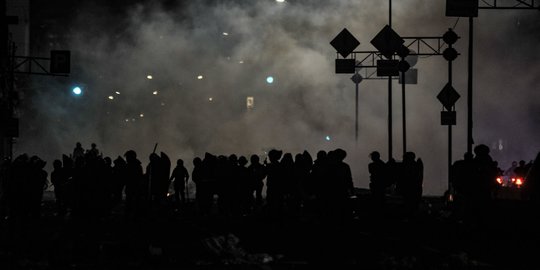 Upaya Polisi Pukul Mundur Massa Ricuh di Harmoni