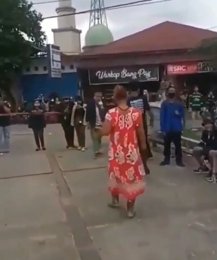 viral demonstran didatangi ibunya disuruh pulang