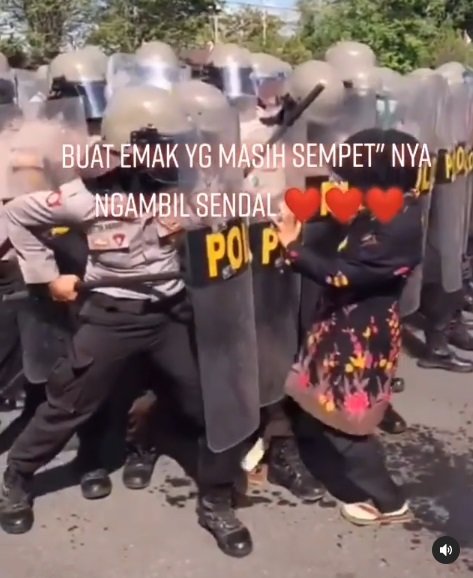 video emak emak ngambil sandal di tengah kerumuman polisi