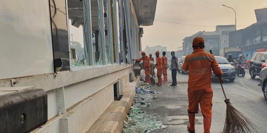 60 Petugas PPSU Bersihkan Kawasan Senen yang Dirusak dan Dibakar Pendemo Rusuh