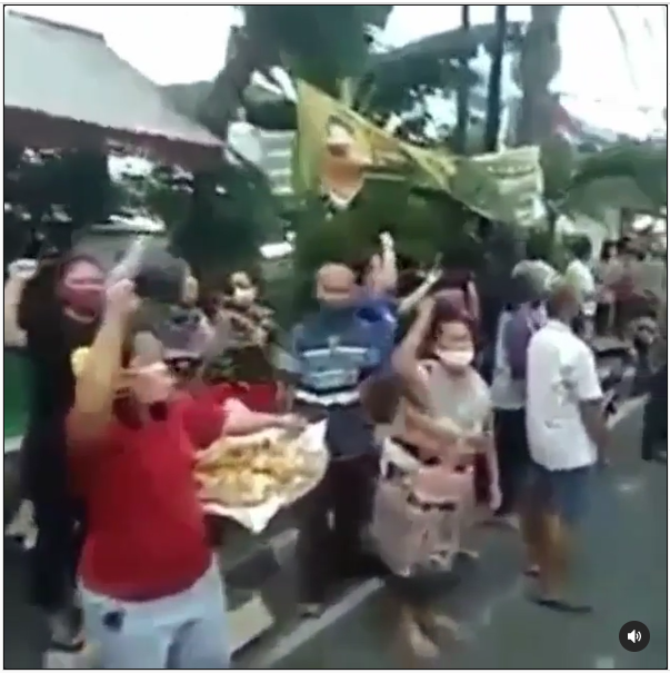 bikin merinding wanita ini sambil nangis titip bendera merah putih ke prajurit tni halaman 4 merdeka com sambil nangis titip bendera merah putih