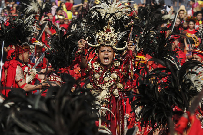 dua ribu penari tarikan tarian daerah