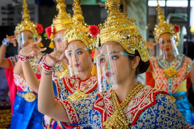 penari thailand gunakan penutup wajah