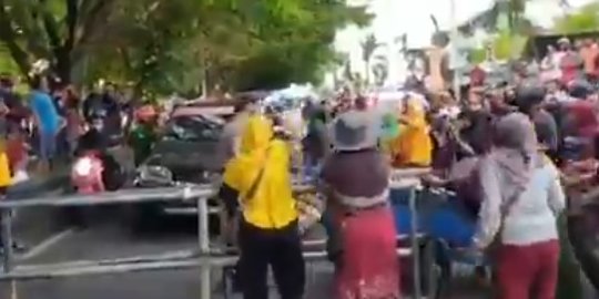 Ibu-Ibu Pedagang di Ternate Mengamuk Tuntut Polisi Bebaskan Massa Aksi yang Ditangkap