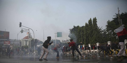 Beda Cara Kepala Daerah Hadapi Pendemo UU Cipta Kerja, Labrak Sampai Surati Jokowi