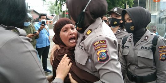 Teriakan Ibu Alihkan Kericuhan Demo di Kota Palu: Lepaskan Anakku, Jangan Pukuli Dia