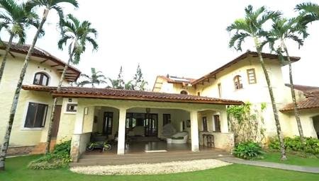 villa mewah keluarga tania nadira