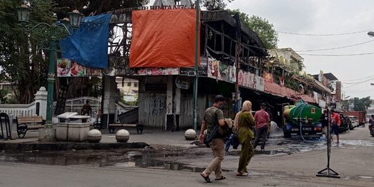 Petugas Bersih-bersih Kawasan Malioboro usai Porak Poranda oleh Perusuh Demo