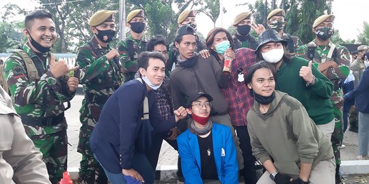 Potret Keakraban Mahasiswa dan Aparat usai Demo Tolak UU Cipta Kerja di Tangerang