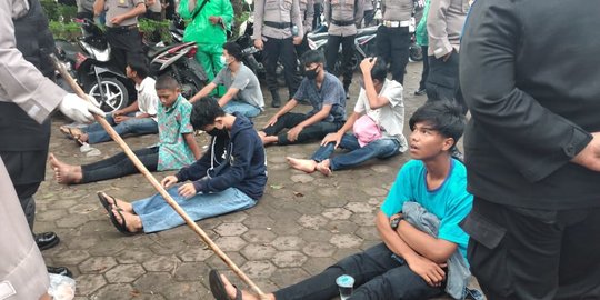 Polisi Amankan 70 Terduga Perusuh Demo Tolak UU Cipta Kerja di Padang