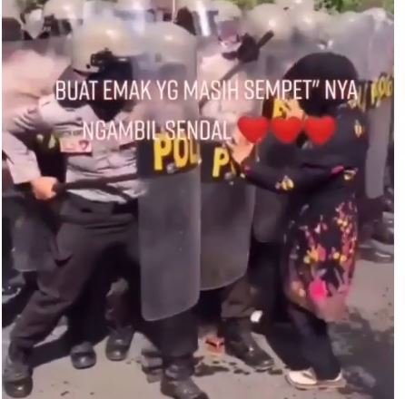 aksi unik di tengah demonstrasi