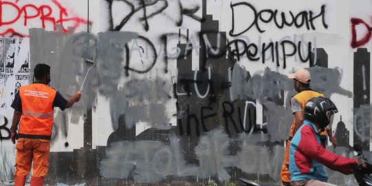 Petugas PPSU dan Satpel DLH Bersihkan Coretan Dinding Sisa Unjuk Rasa