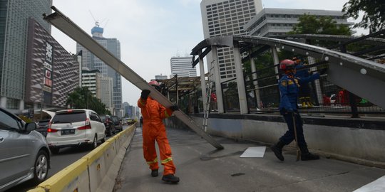 Bersih-Bersih Sisa Kericuhan Demo di Halte Transjakarta Tosari