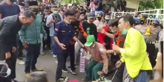 Viral, Demo Omnibus Law di Kuningan Diwarnai Lelang Dagangan dan Dibeli Anggota Dewan