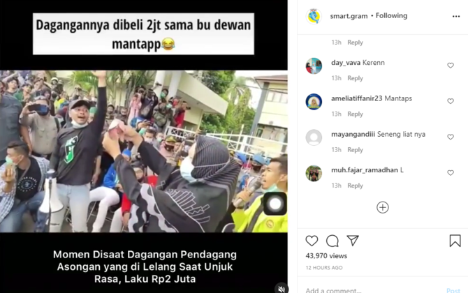 momen unik demonstrasi omnibus law di kuningan