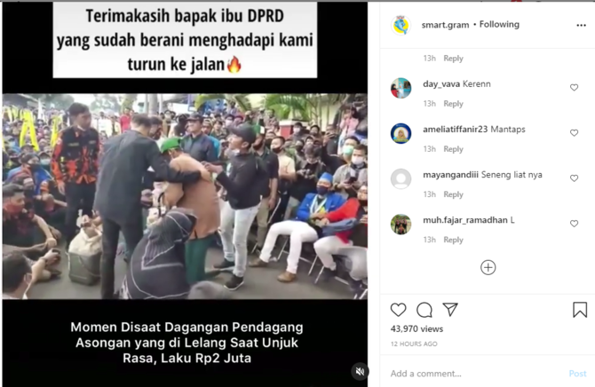 momen unik demonstrasi omnibus law di kuningan